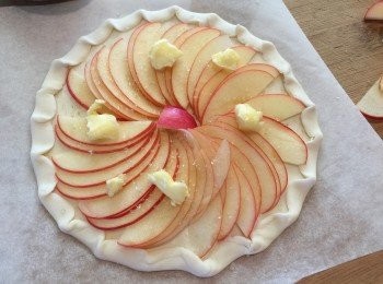 step4: 灑上糖，牛油分開4-5小粒，平均放左蘋果片上，放入焗爐焗15分鐘，至酥皮焗至焦糖色。