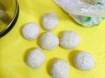 step3: 裹上芝麻後每顆小球搓圓。
