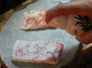 step3: 光波爐先預熱220度,用高架,<a href="https://bit.ly/3Caa2o9" target="_blank" data-keyword="三文魚柳" class="guide-link"><strong>三文魚柳</strong></a> <span style="display:inline-block;vertical-align:middle;margin-top:-3px;color:initial;border-radius:3px;padding:2px 3px;font-size:12px;line-height:14px;background:#87d300;color:#fff;">即買</span> 沾滿生粉,魚柳噴上油(或用油掃印上油)