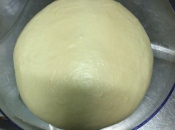 step4: 所有材料混合成團後加入牛油，搓至光滑有薄膜