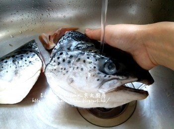 step1: 三文魚頭去洗淨放入器皿內