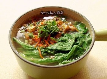 step7: 熄火前放入茼蒿及配料和香菜即完成美味的客家風味蒟蒻麵條