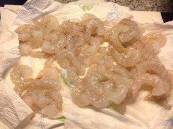 step2: 蝦去頭去腸，用約 1 茶匙海鹽抓洗蝦，洗淨後抺乾水份備用