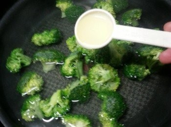 step3: 用約兩杯水煮滾,加入西蘭花,落1湯匙油
