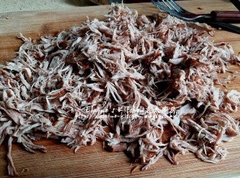 step9: 將煲湯瘦肉用叉或手撕成絲(撕得越幼細越好) , 肉絲放入鑊中(不落油)