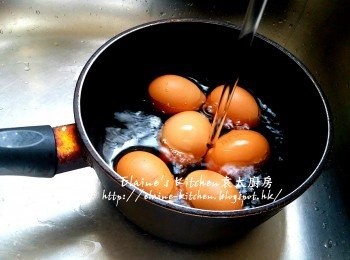 step1: 雞蛋放入煲內 , 加水浸過面用中火煮15分鐘至雞蛋熟透