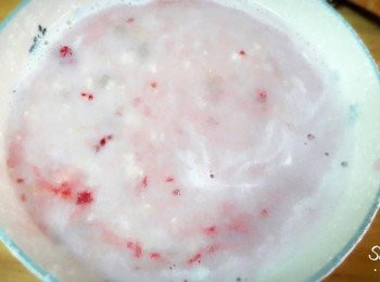 step2: 冷凍紅莓10粒加入1湯匙水打成泥狀 , 加入已煮好的燕麥粥中拌勻