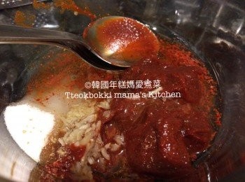 step3: 把豬肉排骨<span class="group_2">醃料</span>的材料放入碗內拌勻後，