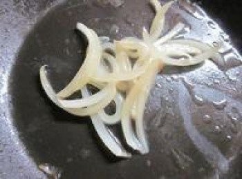 step3: 鍋中放油依序放入洋葱.高麗菜絲炒香.快熟時才加入紅黃椒絲拌炒