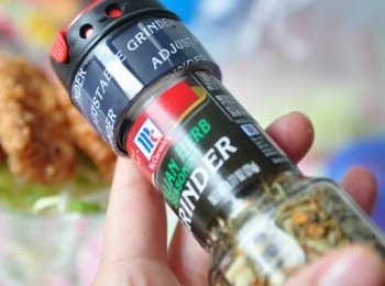 step5: 在肉片上再灑些義大利香料~