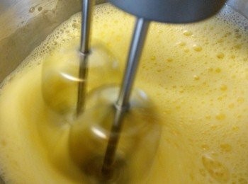 step1: 将速溶咖啡粉倒入小碗加入l大匙热水搅拌溶解。