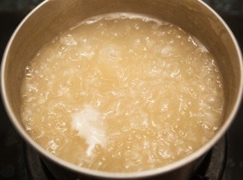 step3: 接著將米、水與泡完香菇的香菇水加入鍋中煮滾後，轉成中小火繼續煮約15~20分鐘。