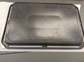 step8: 用另一個焗盆蓋住攤凍。(當你出爐時先預備一張新牛油紙放係枱倒扣蛋卷,再放同一size焗爐定型和攤凍,表面就會平滑起來。)