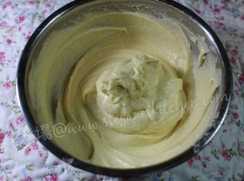 step3: 然後放入雪柜10分鐘，取出後放入唧花袋或普通食物膠袋，剪一個1厘米闊的口