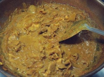 step4: 放入羊肉片.倒入優格.即完成