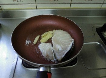 step2: 熱鍋煎香薑與石斑
