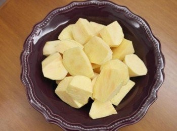 step1: 將地瓜洗乾淨後去皮切塊!!!