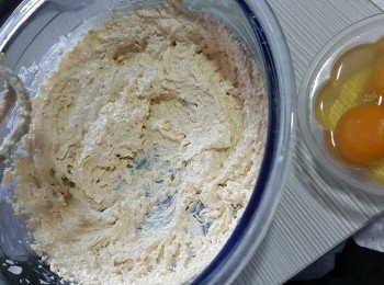 step3: 將牛油120g與砂糖120g用電動打蛋器打到乳白,再將雞蛋分2次加入打勻成液體（落雞蛋後不要打太耐，否則會出現分離狀況,拌勻即可）