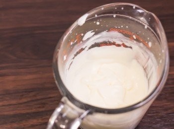 step3: 淡忌廉加入煉奶，以打蛋器打至 6 成企身，即打忌廉時呈現幼紋，忌廉不再是流質，但提起打蛋器後形成的尖角不明顯的狀態。