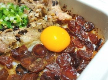 step3: 6. 仍然未有飯焦(繼續加蓋轉至HIGH Mode)
已出飯焦怕太乾(繼續加蓋轉至LOW Mode)
7. 再煮大約5分鐘後，排骨應該已煮熟
8. 最後加回已炒香蔥粒及雞蛋，加蓋一會兒