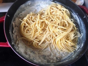 step8: 煮滾後加入意粉炒勻