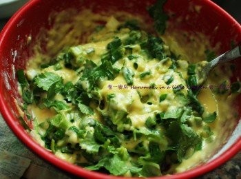 step3: 麵粉, 蛋清, 芫荽, 葱段, 鰹魚汁拌混成麵糊