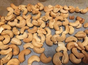 step1: 先將原味腰果炒香/焗香 。