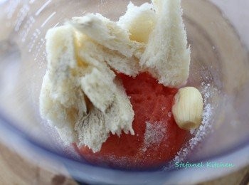 step3: 蕃茄去皮，放在攪拌機內，加入白麵包及所有調味料