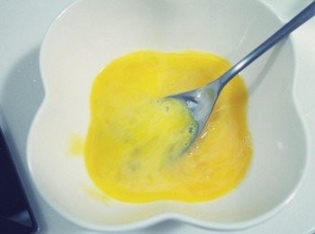 step1: 先把雞蛋打成蛋液~~