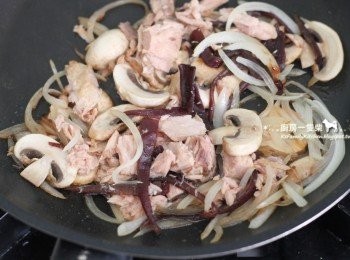 step3: 再加入鮪魚、黑木耳絲翻炒。