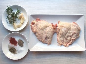 step1: 將去骨<a href="https://bit.ly/2ZxapeY" target="_blank" data-keyword="雞排" class="guide-link"><strong>雞排</strong></a> <span style="display:inline-block;vertical-align:middle;margin-top:-3px;color:initial;border-radius:3px;padding:2px 3px;font-size:12px;line-height:14px;background:#87d300;color:#fff;">即買</span> 清洗後用廚房用餐巾紙擦乾,蒜頭一份切片,另一份磨成泥狀。可選用個人喜愛的蔬菜當配菜。