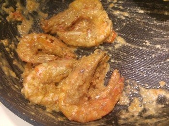 step7: 炒到蝦稍為乾身, 先落一半麥片調味料, 麥片包裹著蝦, 再慢慢加入餘下的麥片調味料。