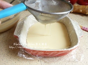 step2: 器皿放上保鮮紙 , 將豆漿蛋液用篩網隔去多餘泡沫及雜質