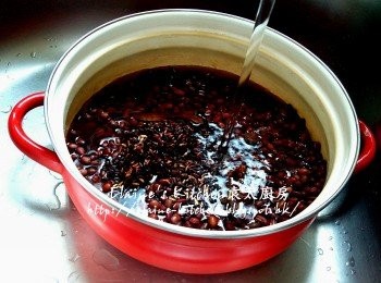 step5: 再放入黑糯米 , 果皮及適量水拌勻