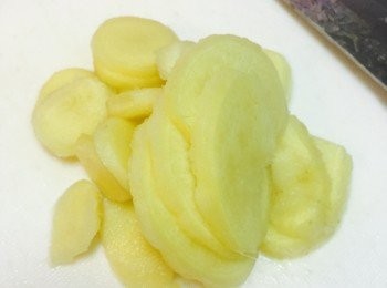 step1: 薑去皮洗淨切成約半厘米厚片。