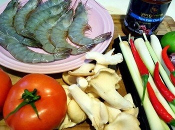 step1: 粉絲出水，蝦去殼去頭去腸，蕃茄切細， 冬蔭功香料包內香茅切兩段，檸檬葉撕開