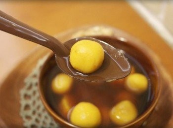 step11: 口感雖然不像外頭賣的那麼Q彈~~ 但是地瓜散發出來的香氣很迷人呢:) 而且女孩兒偶爾來點黑糖補補身也很棒喔!!!