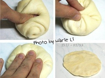 step9: 將已鬆弛好的麵糰從中間壓出凹痕
用手指將麵糰左右兩端往中間捏合
按壓成薄餅狀再擀成圓片狀