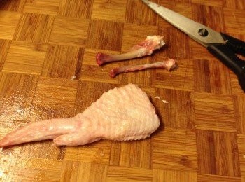 step3: 當剪至1／3時，可以大力扭斷尾部連接<a href="https://bit.ly/3zHU5V3" target="_blank" data-keyword="雞翼" class="guide-link"><strong>雞翼</strong></a> <span style="display:inline-block;vertical-align:middle;margin-top:-3px;color:initial;border-radius:3px;padding:2px 3px;font-size:12px;line-height:14px;background:#87d300;color:#fff;">即買</span> 尖的骨，就會輕易把2條雞骨取出