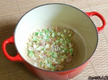 step2: 倒入適量的油將紅蔥頭及蔥白爆香