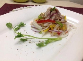 step4: 洋蔥、紫色洋蔥切細絲水去辣味，彩椒切細絲，薑絲3者者拌勻鋪底，疊上杏鮑菇絲，擺上羊肉，撒上孜然粉