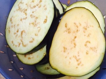 step1: 大茄子洗淨切約1.5厘米厚片，加少許鹽拌勻，靜置約半小時使其排出多餘水份，用水沖淨，用廚房紙逐片抹乾。
