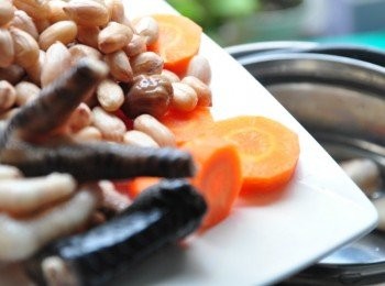 step3: 內鍋約5分滿水，再放入所有<span class="group_1">食材</span>