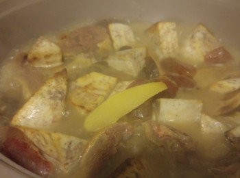 step2: 用半煎炸炸芋頭備用,用薑片起鑊炒臘味後加入芋頭後加熱水水位約到芋頭面煮約十分鐘,加入糖和椰漿再煮五分鐘,(如芋頭未冧有可能需加水份的。)