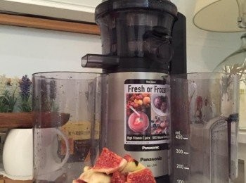 step1: Panasonic 慢磨榨汁機 (型號︰ MJ-L500)，組裝簡易，備設不銹鋼螺旋擠壓器製作蔬果汁，果溶可製作湯及果醬，兼有防滴漏果汁蓋，榨汁時方便衛生。以低速慢磨榨汁技術，避免器具摩擦生熱，保存蔬果更多營養成份。而且，完成製作後，清洗配件時輕鬆簡單！