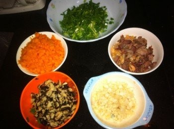 step2: 將原料切粒炒香成餡。