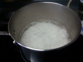 step3: 用約1000ml清水煮滾,放入180g西米，煮8分鐘，熄火，焗 20 分鐘或至完全透明(如果是細粒西米,只需滾水後落西米,再煮滾熄火焗20分鍾)