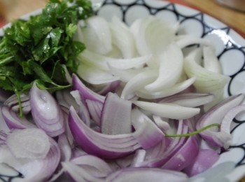 step1: 將雙色洋蔥切細長片狀、香菜切碎段