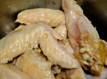 step2: 在表面劃數刀，再將雞翅與醃醬充分混合放入冰箱，醃製時間2小時
(可以前晚先醃料備用，較入味喔)。