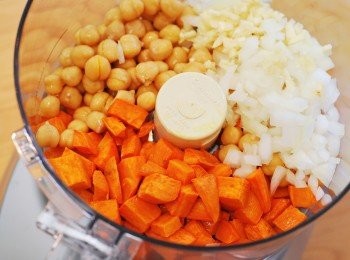 step4: 將淘洗後瀝乾的鷹嘴豆、甜薯丁、洋蔥末與蒜末在食物調理機裡暫停間歇攪拌數次至混合